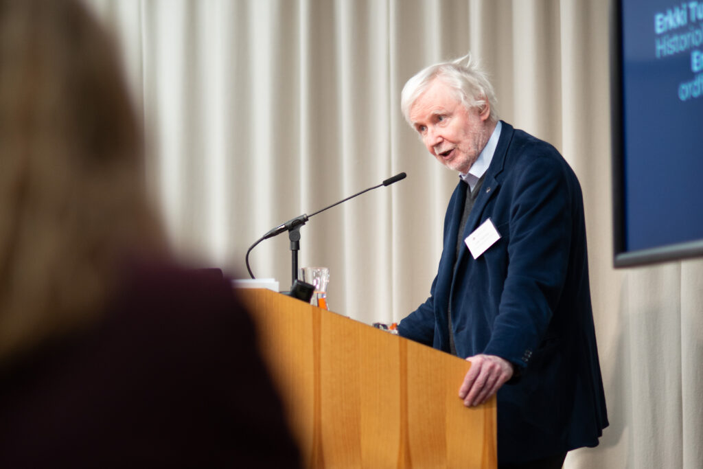 Tohtori Erkki Tuomioja pitämässä avauspuheenvuoroa Hanasaaressa