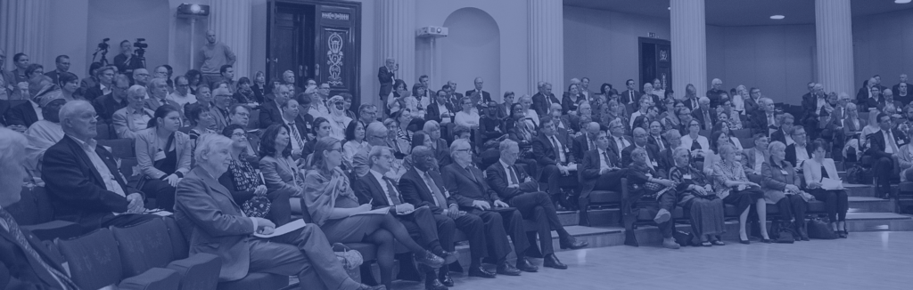 Ihmisiä luentosalissa